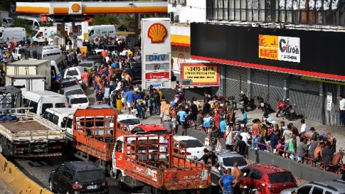 2018年5月28日，巴西卡车司机罢工的第八天，人们在里约热内卢的加油站排队等候加油，抗议巴西燃料价格上涨。