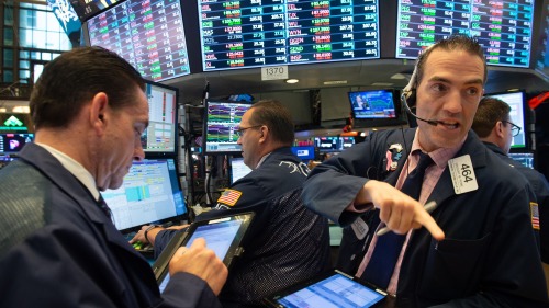 紐約證券交易所場內的交易員們。（圖片來源：Bryan R Smith/AFP/Getty Images）