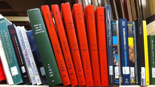 香港出版業被「染紅」早已成為事實。日前港台節目《鏗鏘集》證實，目前壟斷香港書籍發行市場近8成，並揭露是由中聯辦透過一家在廣東省註冊的公司掌控，變相操控香港超過一半的書店。