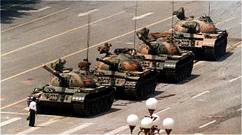 在1989年六月四日凌晨，一輛瘋狂的坦克，衝向學生隊伍。
