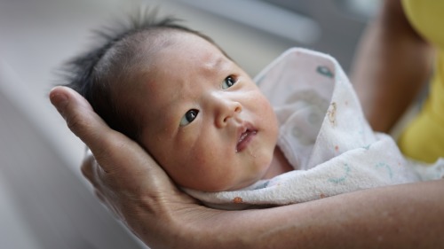 中國開放二胎後，生育率不升反降。