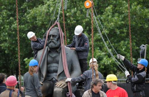 2010年9月，德国工人正在移除柏林的一座马克思雕像。雕像是1986年前东德共产党头子昂内克竖立的。