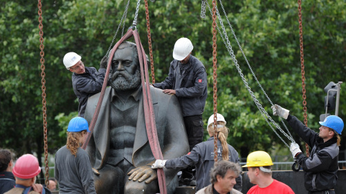 於琳琦說，世界上最成功的教唆犯是馬克思。圖為2010年9月德國工人正在移除柏林的一座馬克思雕像。