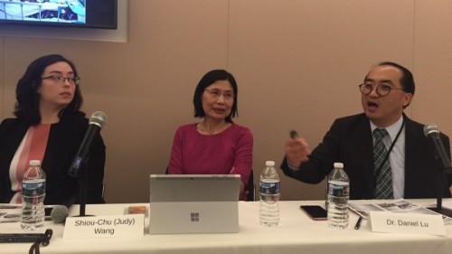 台北驻美代表处卫生组长卢道扬（右一）今天在GTI的座谈会中表示，台湾曾是国际医疗援助受益者，如今有意愿和能力回馈。