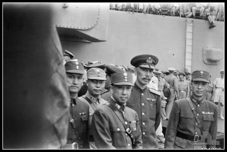 中國政府代表團，身穿海軍軍服的楊宣誠（右二）和首席代表徐永昌（右一）上將。