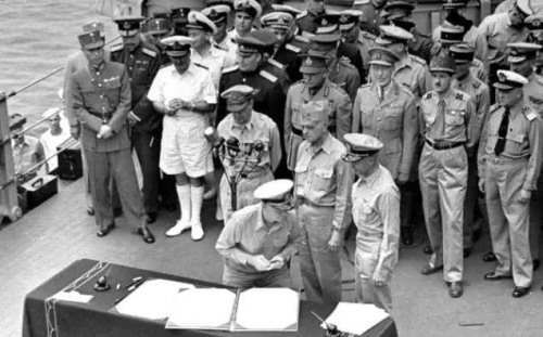 1945年9月2日，各國代表團出席受降儀式，左一為許永昌。