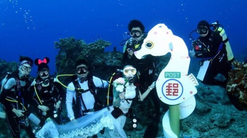 台东县政府和中华邮政合作，在绿岛海底设置邮筒，邮筒造型为绿岛海底的小精灵“豆丁海马”，高约1.8公尺。