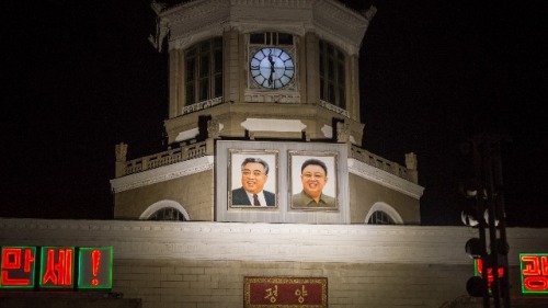 2018年5月4日拍摄的平壤中央火车站上方时钟的照片。