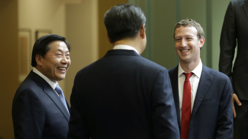 魯煒曾被稱作網路沙皇，圖為他陪同習近平和臉書老闆扎克伯格談話。