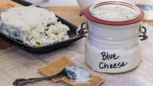 蓝纹奶酪的“蓝纹”其实来自于绿霉菌—闻起来有点臭味