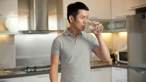 实际上大约7成的美国民众不喝未过滤的自来水。