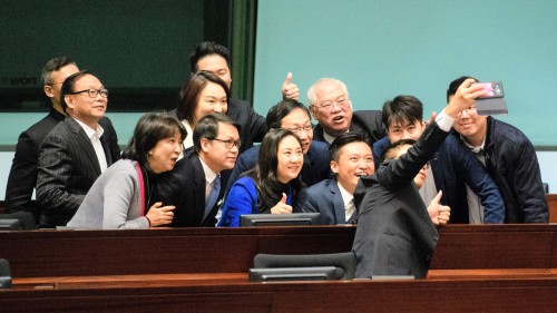 圖為香港建制派議員在立法會內自拍