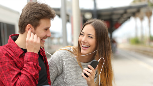 使用耳機時，音量最好控制在還能聽到別人說話為宜，以免過分刺激耳朵。