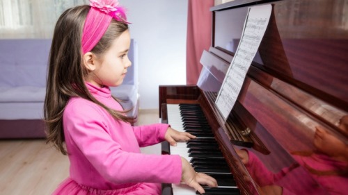 很多小朋友都有一个音乐梦，而钢琴又是父母的最佳选择。