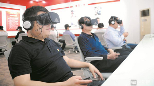 山東青陽鎮首創虛擬場景檢驗黨性，黨員戴VR眼鏡答題。