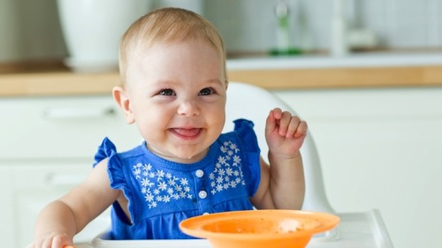 父母注意正确喂养宝宝，促进其脑部的发育。