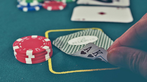 澳门当局估计，澳门的问题赌徒或者病态赌徒人数约占澳门人口的3%，即超过1万人