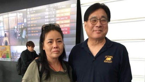 大陆维权人士黄燕（左）与台湾关怀中国人权协会理事长杨宪宏。