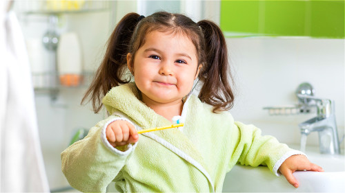 爱护牙齿从小做起，如何延长牙齿的服役期是养生重要课题。