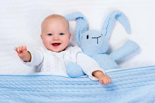 隨著月齡的增加，寶寶的神經系統會逐漸發育成熟，這時他們的小手就會呈現出自然的狀態了。