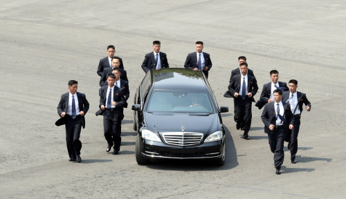 4月27日， 朝鮮保鏢慢跑護送金正恩專車回朝鮮境內用餐。