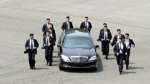 2018年4月27日，朝鮮領導人金正恩在板門店與韓國總統文在寅會面，他在中午休息時搭乘賓士轎車回到朝鮮境內，身邊有多名保鑣跟著跑