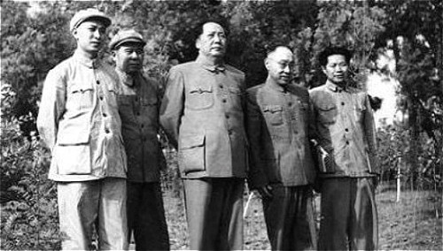 毛澤東與秘書田家英（左一）、陳伯達（左二）等人合影。