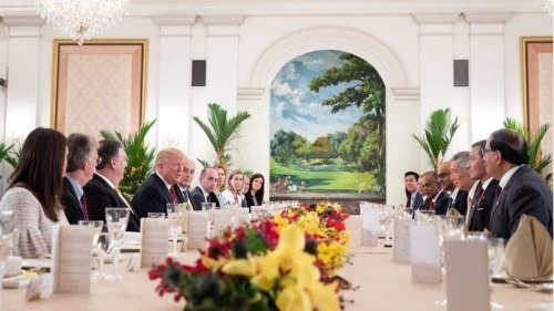 6月11日，川普总统与新加坡总理李显龙举行双边会谈