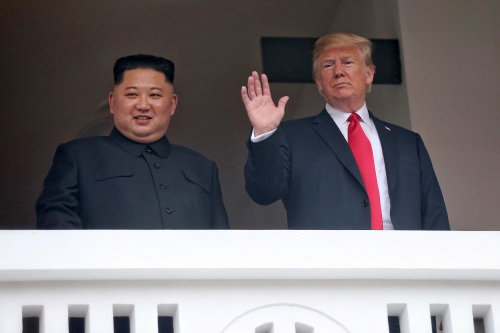 6月12日，美国总统川普与朝鲜领导人金正恩举行两国历史上首次峰会。