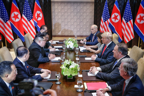 6月12日，美国与朝鲜举行首次国家领导人峰会。
