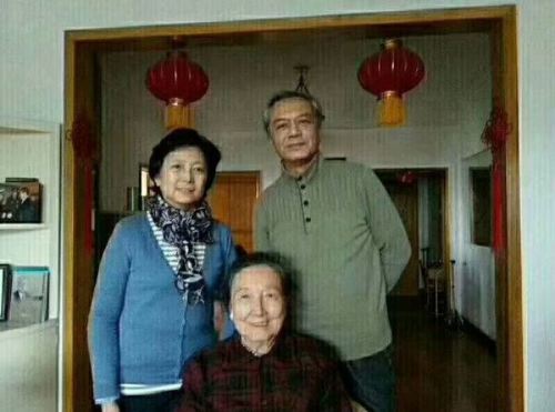 杜宪和薛飞两人狗年新年给老台长黄惠琴拜年。