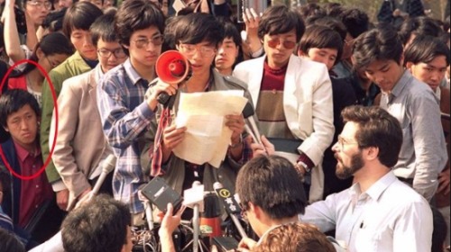 网上流传的照片中，王丹正在宣读一份声明，旁边一位同学为他拿着话筒，而孔庆东出现在照片左下角（红圈）。