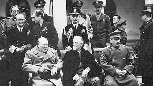 1945年2月，美英苏三国首脑罗斯福（中）、丘吉尔、斯大林在苏联秘密签订“雅尔塔协定”