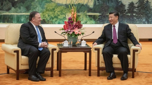 2018年6月14日，习近平在北京大会堂会见时任美国国务卿蓬佩奥，两人同坐中间位置。(图片来源：Getty Images)
