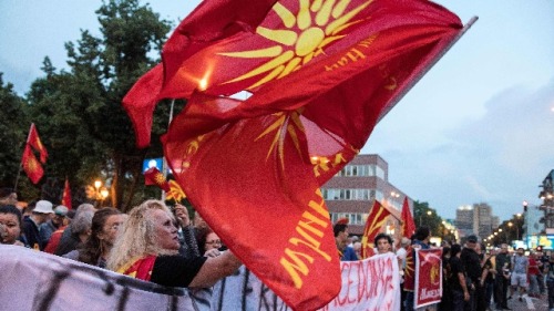 2018年6月13日，人們馬其頓共和國議會大樓前揮舞旗幟，抗議國家新名稱。