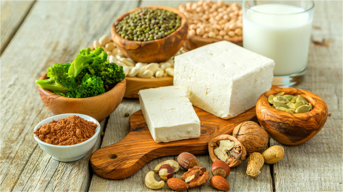 黄豆的蛋白质品质与奶蛋类蛋白质相当，都是补充蛋白质的优先食材。