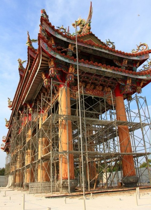 北门南鲲鯓代天府山门大牌楼雄伟，预定今年10月整修完工。