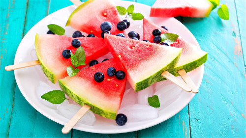 夏天可以吃些西瓜来保健身体，但体质或肠胃过于虚寒的人不宜多吃。