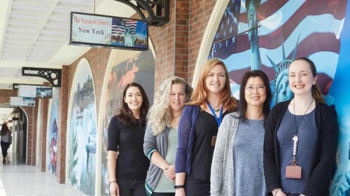 为了因应台商子女跨足海外求学需求，上海台校近年积极朝国际学校格局发展，引入外籍师资加强双语教学。