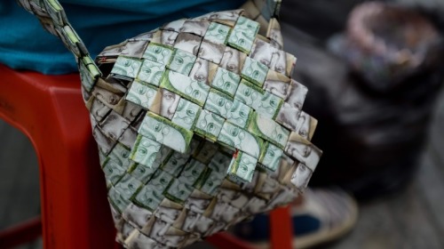 委内瑞拉民众用已经极度贬值的玻利瓦尔钞票作为原料制作手工饰品