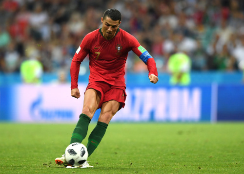 2018年6月15日，葡萄牙球星C羅在對陣西班牙的比賽中處罰自由球。