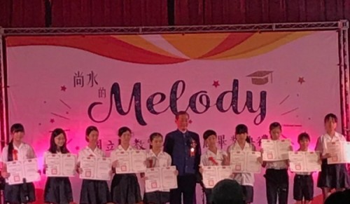 台北教育大学附设实小15号举办毕业典礼，中华统一促进党总裁“白狼”张安乐上台颁奖。