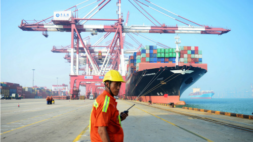 中国和美国之间的贸易战难分难解，有学者认为下半年中国经济增长有超预期下滑的风险。有消息指，中国视贸易战升级情况，拟增加基建（基础设施建设）支出支撑经济。