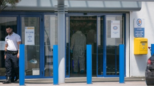 2018年6月17日，一名法國法醫警察走進超市，現場有兩名人員受傷。