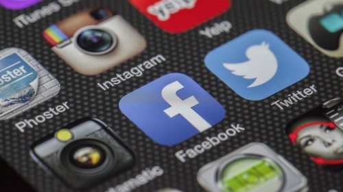 全球知名社交平台脸书（facebook）近年爆出泄密丑闻，泄密背后更被揭露与中国政权有关，近半（48%）香港人担心在网上发表政见会“招惹麻烦”，并纷纷弃用脸书。
