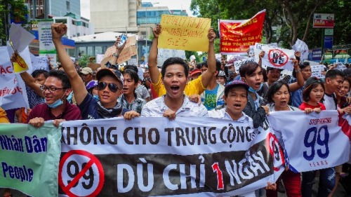 2018年6月10日，針對越南當局向中國公司提供長期租賃土地，示威者在胡志明市舉行的一次示威遊行。