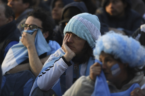 阿根廷21日在世界盃D組賽0比3不敵克羅埃西亞，使得球迷淚灑球場