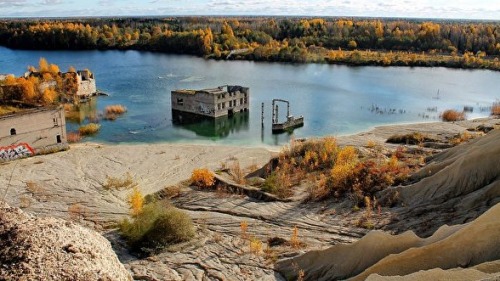 在愛沙尼亞首都塔林以西45公里處的Rummu鎮，有一座水下監獄。有一部分未沉下，以致仍有部分建築殘物仍留在水面上。