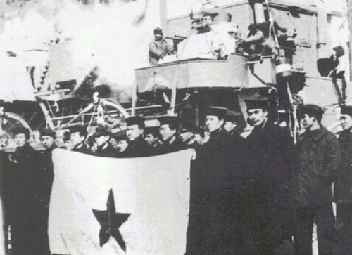 1949年，国民党海军“重庆号”官兵在上海吴淞口投共