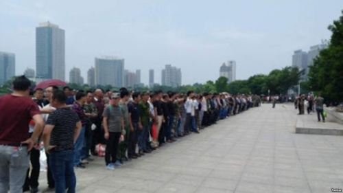 大批老兵在鎮江市政府前抗議